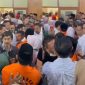 Keterangan foto:
Bupati Bekasi nonaktif Ade Kuswara Kunang dikawal petugas saat meninggalkan ruang sidang Pengadilan Tipikor Bandung setelah pembacaan vonis dalam perkara dugaan korupsi ditunda, Senin (7/9/2026). Sidang vonis dijadwalkan kembali pada 14 September 2026.