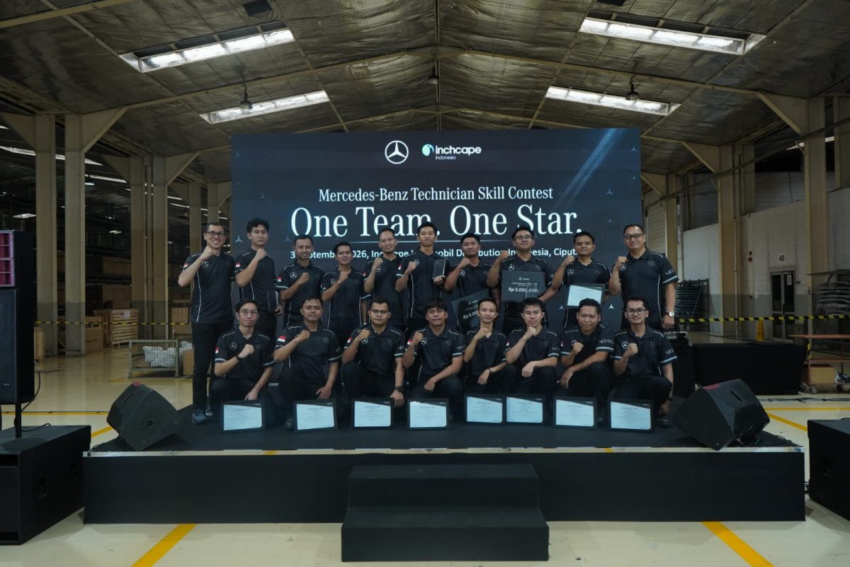 Para teknisi dan peserta Mercedes-Benz Technician Skill Contest 2026 berfoto bersama usai mengikuti kompetisi keterampilan teknisi yang mengusung tema “One Team, One Star” di fasilitas Inchcape Indonesia.