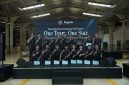 Para teknisi dan peserta Mercedes-Benz Technician Skill Contest 2026 berfoto bersama usai mengikuti kompetisi keterampilan teknisi yang mengusung tema “One Team, One Star” di fasilitas Inchcape Indonesia.