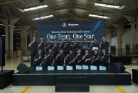 Para teknisi dan peserta Mercedes-Benz Technician Skill Contest 2026 berfoto bersama usai mengikuti kompetisi keterampilan teknisi yang mengusung tema “One Team, One Star” di fasilitas Inchcape Indonesia.