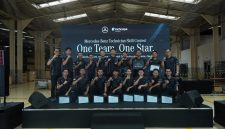 Para teknisi dan peserta Mercedes-Benz Technician Skill Contest 2026 berfoto bersama usai mengikuti kompetisi keterampilan teknisi yang mengusung tema “One Team, One Star” di fasilitas Inchcape Indonesia.