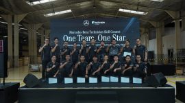 Para teknisi dan peserta Mercedes-Benz Technician Skill Contest 2026 berfoto bersama usai mengikuti kompetisi keterampilan teknisi yang mengusung tema “One Team, One Star” di fasilitas Inchcape Indonesia.