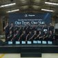 Para teknisi dan peserta Mercedes-Benz Technician Skill Contest 2026 berfoto bersama usai mengikuti kompetisi keterampilan teknisi yang mengusung tema “One Team, One Star” di fasilitas Inchcape Indonesia.
