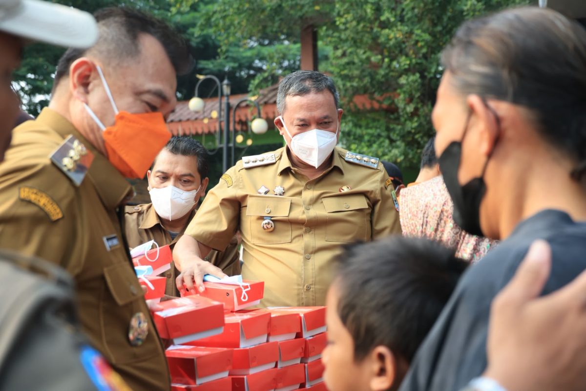 Wali Kota Bekasi Tri Adhianto membagikan makanan dan masker kepada masyarakat dalam kegiatan Selasa Ceria di sekitar Kantor Pemerintah Kota Bekasi, Selasa (8/9/2026), sebagai langkah antisipasi terhadap potensi paparan abu vulkanik.