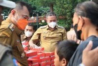 Wali Kota Bekasi Tri Adhianto membagikan makanan dan masker kepada masyarakat dalam kegiatan Selasa Ceria di sekitar Kantor Pemerintah Kota Bekasi, Selasa (8/9/2026), sebagai langkah antisipasi terhadap potensi paparan abu vulkanik.