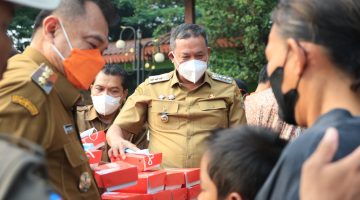 Wali Kota Bekasi Tri Adhianto membagikan makanan dan masker kepada masyarakat dalam kegiatan Selasa Ceria di sekitar Kantor Pemerintah Kota Bekasi, Selasa (8/9/2026), sebagai langkah antisipasi terhadap potensi paparan abu vulkanik.