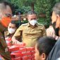 Wali Kota Bekasi Tri Adhianto membagikan makanan dan masker kepada masyarakat dalam kegiatan Selasa Ceria di sekitar Kantor Pemerintah Kota Bekasi, Selasa (8/9/2026), sebagai langkah antisipasi terhadap potensi paparan abu vulkanik.