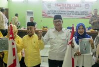 Dua calon Kepala Desa Muktiwari, H. Bahrudin, SE (nomor urut 1) dan H. Rusdi, SE (nomor urut 2), bersama pendukung dan panitia usai penetapan nomor urut Pilkades Desa Muktiwari, Kecamatan Cibitung, Kabupaten Bekasi, Rabu (9/9/2026). Kegiatan berlangsung dalam suasana kondusif dan diwarnai deklarasi damai menjelang Pilkades periode 2026–2034.