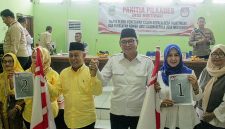Dua calon Kepala Desa Muktiwari, H. Bahrudin, SE (nomor urut 1) dan H. Rusdi, SE (nomor urut 2), bersama pendukung dan panitia usai penetapan nomor urut Pilkades Desa Muktiwari, Kecamatan Cibitung, Kabupaten Bekasi, Rabu (9/9/2026). Kegiatan berlangsung dalam suasana kondusif dan diwarnai deklarasi damai menjelang Pilkades periode 2026–2034.