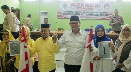 Dua calon Kepala Desa Muktiwari, H. Bahrudin, SE (nomor urut 1) dan H. Rusdi, SE (nomor urut 2), bersama pendukung dan panitia usai penetapan nomor urut Pilkades Desa Muktiwari, Kecamatan Cibitung, Kabupaten Bekasi, Rabu (9/9/2026). Kegiatan berlangsung dalam suasana kondusif dan diwarnai deklarasi damai menjelang Pilkades periode 2026–2034.