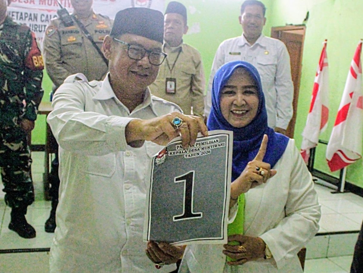 Calon Kepala Desa Muktiwari nomor urut 1, H. Bahrudin, SE, menunjukkan nomor urut 1 bersama pendukungnya usai pengundian nomor urut Pilkades Muktiwari 2026. Bahrudin kembali membawa nomor 1 dan siap melanjutkan pengabdian untuk Desa Muktiwari periode 2026–2034.
