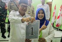 Calon Kepala Desa Muktiwari nomor urut 1, H. Bahrudin, SE, menunjukkan nomor urut 1 bersama pendukungnya usai pengundian nomor urut Pilkades Muktiwari 2026. Bahrudin kembali membawa nomor 1 dan siap melanjutkan pengabdian untuk Desa Muktiwari periode 2026–2034.