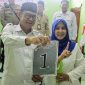 Calon Kepala Desa Muktiwari nomor urut 1, H. Bahrudin, SE, menunjukkan nomor urut 1 bersama pendukungnya usai pengundian nomor urut Pilkades Muktiwari 2026. Bahrudin kembali membawa nomor 1 dan siap melanjutkan pengabdian untuk Desa Muktiwari periode 2026–2034.