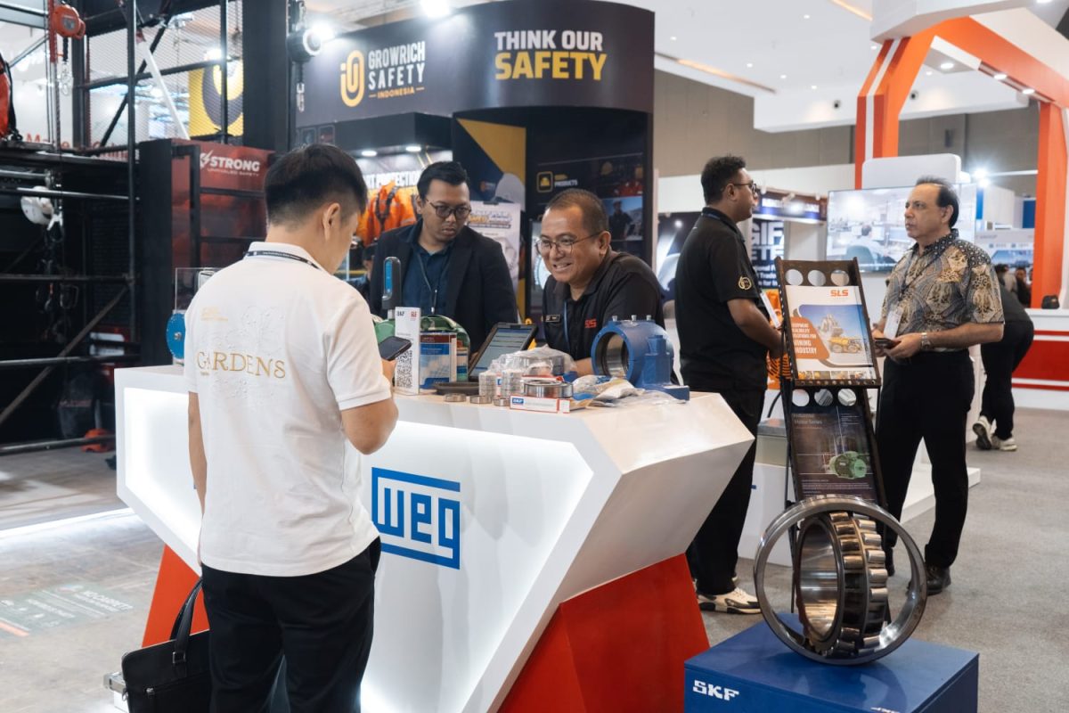 Pengunjung melihat produk dan teknologi industri yang dipamerkan dalam GIFA Indonesia dan METEC Indonesia 2026 di JIExpo Kemayoran, Jakarta, Rabu (9/9/2026). Pameran ini diikuti lebih dari 260 eksibitor dari 19 negara dan menampilkan berbagai solusi teknologi untuk industri logam dan manufaktur.