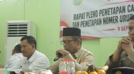 Keterangan Foto:
Ketua Panitia Pilkades Desa Muktiwari, Husin Syahrulloh, menyampaikan arahan dalam rapat pleno penetapan calon dan nomor urut Pilkades Muktiwari, Kecamatan Cibitung, Kabupaten Bekasi, Rabu (9/9/2026). Rapat tersebut menjadi salah satu tahapan sebelum masa kampanye Pilkades yang dijadwalkan berlangsung pada 12–14 September 2026.