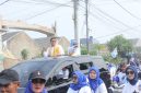 Keterangan Foto:
Calon Kepala Desa Muktiwari nomor urut 1, H. Bahrudin, S.E., bersama pendukungnya mengikuti rangkaian kampanye Pilkades Muktiwari, Kecamatan Cibitung, Kabupaten Bekasi, Sabtu (12/9/2026). Kampanye mengusung tagline “Birukan Langit, Putihkan Hati” dan mendapat antusiasme dari warga.