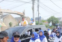 Keterangan Foto:
Calon Kepala Desa Muktiwari nomor urut 1, H. Bahrudin, S.E., bersama pendukungnya mengikuti rangkaian kampanye Pilkades Muktiwari, Kecamatan Cibitung, Kabupaten Bekasi, Sabtu (12/9/2026). Kampanye mengusung tagline “Birukan Langit, Putihkan Hati” dan mendapat antusiasme dari warga.