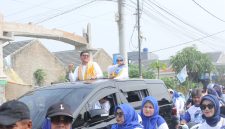 Keterangan Foto:
Calon Kepala Desa Muktiwari nomor urut 1, H. Bahrudin, S.E., bersama pendukungnya mengikuti rangkaian kampanye Pilkades Muktiwari, Kecamatan Cibitung, Kabupaten Bekasi, Sabtu (12/9/2026). Kampanye mengusung tagline “Birukan Langit, Putihkan Hati” dan mendapat antusiasme dari warga.