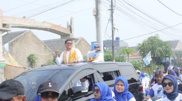 Keterangan Foto:
Calon Kepala Desa Muktiwari nomor urut 1, H. Bahrudin, S.E., bersama pendukungnya mengikuti rangkaian kampanye Pilkades Muktiwari, Kecamatan Cibitung, Kabupaten Bekasi, Sabtu (12/9/2026). Kampanye mengusung tagline “Birukan Langit, Putihkan Hati” dan mendapat antusiasme dari warga.