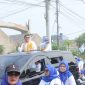 Keterangan Foto:
Calon Kepala Desa Muktiwari nomor urut 1, H. Bahrudin, S.E., bersama pendukungnya mengikuti rangkaian kampanye Pilkades Muktiwari, Kecamatan Cibitung, Kabupaten Bekasi, Sabtu (12/9/2026). Kampanye mengusung tagline “Birukan Langit, Putihkan Hati” dan mendapat antusiasme dari warga.