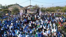Antusiasme warga mewarnai Gebyar Senam Sehat di kawasan Perumahan Logam Bangun Setia (LBS) 2, Desa Muktiwari, Kecamatan Cibitung, Kabupaten Bekasi. Massa didominasi pakaian bernuansa biru dan putih, dalam kegiatan yang turut menjadi momentum silaturahmi warga menjelang Pilkades Muktiwari 2026.