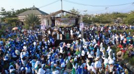 Antusiasme warga mewarnai Gebyar Senam Sehat di kawasan Perumahan Logam Bangun Setia (LBS) 2, Desa Muktiwari, Kecamatan Cibitung, Kabupaten Bekasi. Massa didominasi pakaian bernuansa biru dan putih, dalam kegiatan yang turut menjadi momentum silaturahmi warga menjelang Pilkades Muktiwari 2026.