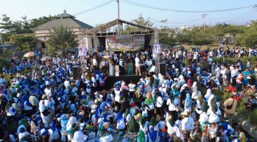Antusiasme warga mewarnai Gebyar Senam Sehat di kawasan Perumahan Logam Bangun Setia (LBS) 2, Desa Muktiwari, Kecamatan Cibitung, Kabupaten Bekasi. Massa didominasi pakaian bernuansa biru dan putih, dalam kegiatan yang turut menjadi momentum silaturahmi warga menjelang Pilkades Muktiwari 2026.