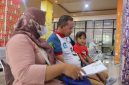 Seorang warga bersama suami dan anak mengikuti proses pelayanan di salah satu fasilitas pelayanan publik di Kota Bekasi. Pemerintah Kota Bekasi mengajak masyarakat melaporkan setiap dugaan pungutan tidak resmi dalam pelayanan publik.