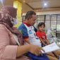 Seorang warga bersama suami dan anak mengikuti proses pelayanan di salah satu fasilitas pelayanan publik di Kota Bekasi. Pemerintah Kota Bekasi mengajak masyarakat melaporkan setiap dugaan pungutan tidak resmi dalam pelayanan publik.