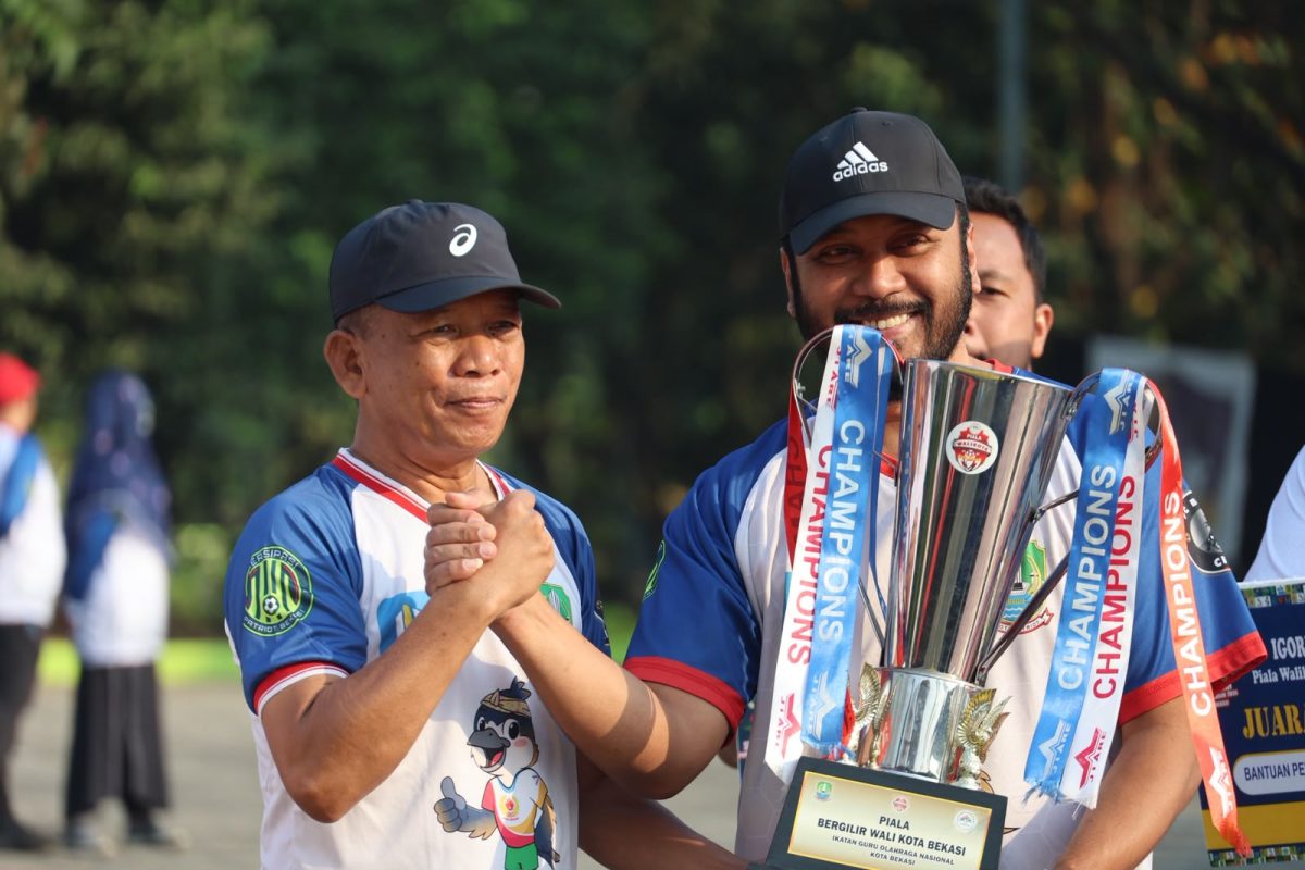 Sekretaris Daerah (Sekda) Kota Bekasi Drs. Junaedi bersama atlet binaan Kota Bekasi mengangkat trofi Piala Bergilir Wali Kota Bekasi usai kegiatan olahraga dalam rangkaian peringatan Haornas 2026 di Plaza Pemkot Bekasi, Selasa (15/9/2026).
