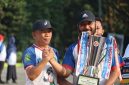 Sekretaris Daerah (Sekda) Kota Bekasi Drs. Junaedi bersama atlet binaan Kota Bekasi mengangkat trofi Piala Bergilir Wali Kota Bekasi usai kegiatan olahraga dalam rangkaian peringatan Haornas 2026 di Plaza Pemkot Bekasi, Selasa (15/9/2026).