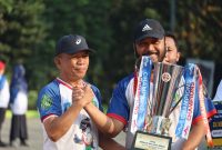 Sekretaris Daerah (Sekda) Kota Bekasi Drs. Junaedi bersama atlet binaan Kota Bekasi mengangkat trofi Piala Bergilir Wali Kota Bekasi usai kegiatan olahraga dalam rangkaian peringatan Haornas 2026 di Plaza Pemkot Bekasi, Selasa (15/9/2026).