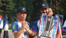 Sekretaris Daerah (Sekda) Kota Bekasi Drs. Junaedi bersama atlet binaan Kota Bekasi mengangkat trofi Piala Bergilir Wali Kota Bekasi usai kegiatan olahraga dalam rangkaian peringatan Haornas 2026 di Plaza Pemkot Bekasi, Selasa (15/9/2026).