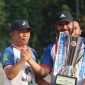 Sekretaris Daerah (Sekda) Kota Bekasi Drs. Junaedi bersama atlet binaan Kota Bekasi mengangkat trofi Piala Bergilir Wali Kota Bekasi usai kegiatan olahraga dalam rangkaian peringatan Haornas 2026 di Plaza Pemkot Bekasi, Selasa (15/9/2026).