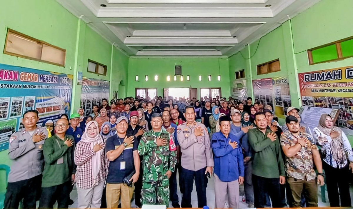 Keterangan Foto:
Sejumlah unsur penyelenggara, aparat keamanan, dan peserta berfoto bersama usai kegiatan pelantikan dan Bimbingan Teknis (Bimtek) KPPS Pilkades Desa Muktiwari 2026 di Aula Desa Muktiwari, Kecamatan Cibitung, Kabupaten Bekasi, Selasa (15/9/2026). Kegiatan tersebut menjadi bagian dari persiapan pelaksanaan pemungutan suara di 45 TPS.