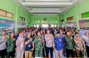 Keterangan Foto:
Sejumlah unsur penyelenggara, aparat keamanan, dan peserta berfoto bersama usai kegiatan pelantikan dan Bimbingan Teknis (Bimtek) KPPS Pilkades Desa Muktiwari 2026 di Aula Desa Muktiwari, Kecamatan Cibitung, Kabupaten Bekasi, Selasa (15/9/2026). Kegiatan tersebut menjadi bagian dari persiapan pelaksanaan pemungutan suara di 45 TPS.