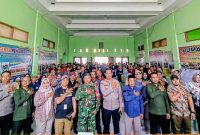 Keterangan Foto:
Sejumlah unsur penyelenggara, aparat keamanan, dan peserta berfoto bersama usai kegiatan pelantikan dan Bimbingan Teknis (Bimtek) KPPS Pilkades Desa Muktiwari 2026 di Aula Desa Muktiwari, Kecamatan Cibitung, Kabupaten Bekasi, Selasa (15/9/2026). Kegiatan tersebut menjadi bagian dari persiapan pelaksanaan pemungutan suara di 45 TPS.
