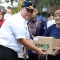 Kepala Dinas Sosial Kota Bekasi Robert Siagian menyerahkan bantuan permakanan kepada seorang warga lanjut usia dalam kegiatan Pendistribusian Permakanan Tahun 2026 di Kecamatan Bekasi Timur, Kota Bekasi, Rabu (16/9/2026). Program tersebut menyasar anak, lansia, dan penyandang disabilitas sebagai bagian dari upaya pemenuhan kebutuhan pangan kelompok rentan.