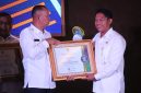 Lurah Bahagia, Khoirul Anwar (kanan), menerima penghargaan Juara 1 kategori Pengelolaan Media Sosial Terbaik Kelurahan dan Kecamatan dalam ajang Digital Komunikasi Festival (Digikomfest) 2026 yang digelar Diskominfosantik Kabupaten Bekasi di Aula KH. Noer Ali, Rabu (16/9/2026).