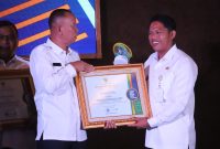 Lurah Bahagia, Khoirul Anwar (kanan), menerima penghargaan Juara 1 kategori Pengelolaan Media Sosial Terbaik Kelurahan dan Kecamatan dalam ajang Digital Komunikasi Festival (Digikomfest) 2026 yang digelar Diskominfosantik Kabupaten Bekasi di Aula KH. Noer Ali, Rabu (16/9/2026).