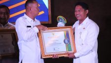 Lurah Bahagia, Khoirul Anwar (kanan), menerima penghargaan Juara 1 kategori Pengelolaan Media Sosial Terbaik Kelurahan dan Kecamatan dalam ajang Digital Komunikasi Festival (Digikomfest) 2026 yang digelar Diskominfosantik Kabupaten Bekasi di Aula KH. Noer Ali, Rabu (16/9/2026).
