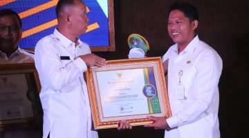Lurah Bahagia, Khoirul Anwar (kanan), menerima penghargaan Juara 1 kategori Pengelolaan Media Sosial Terbaik Kelurahan dan Kecamatan dalam ajang Digital Komunikasi Festival (Digikomfest) 2026 yang digelar Diskominfosantik Kabupaten Bekasi di Aula KH. Noer Ali, Rabu (16/9/2026).