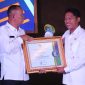 Lurah Bahagia, Khoirul Anwar (kanan), menerima penghargaan Juara 1 kategori Pengelolaan Media Sosial Terbaik Kelurahan dan Kecamatan dalam ajang Digital Komunikasi Festival (Digikomfest) 2026 yang digelar Diskominfosantik Kabupaten Bekasi di Aula KH. Noer Ali, Rabu (16/9/2026).