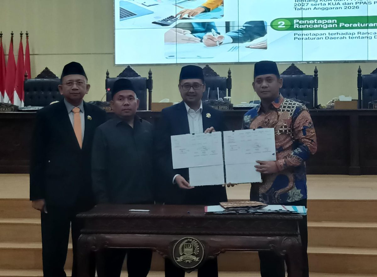 Ketua DPRD Kabupaten Bekasi Ade Sukron bersama jajaran DPRD dan Pemerintah Kabupaten Bekasi menunjukkan dokumen nota kesepakatan KUA-PPAS Perubahan 2026 dan KUA-PPAS 2027 dalam rapat di Gedung DPRD Kabupaten Bekasi, Rabu (16/9/2026). Kesepakatan tersebut menjadi salah satu dasar pembahasan APBD Perubahan 2026 dan APBD 2027.