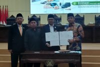 Ketua DPRD Kabupaten Bekasi Ade Sukron bersama jajaran DPRD dan Pemerintah Kabupaten Bekasi menunjukkan dokumen nota kesepakatan KUA-PPAS Perubahan 2026 dan KUA-PPAS 2027 dalam rapat di Gedung DPRD Kabupaten Bekasi, Rabu (16/9/2026). Kesepakatan tersebut menjadi salah satu dasar pembahasan APBD Perubahan 2026 dan APBD 2027.