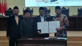 Ketua DPRD Kabupaten Bekasi Ade Sukron bersama jajaran DPRD dan Pemerintah Kabupaten Bekasi menunjukkan dokumen nota kesepakatan KUA-PPAS Perubahan 2026 dan KUA-PPAS 2027 dalam rapat di Gedung DPRD Kabupaten Bekasi, Rabu (16/9/2026). Kesepakatan tersebut menjadi salah satu dasar pembahasan APBD Perubahan 2026 dan APBD 2027.