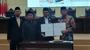 Ketua DPRD Kabupaten Bekasi Ade Sukron bersama jajaran DPRD dan Pemerintah Kabupaten Bekasi menunjukkan dokumen nota kesepakatan KUA-PPAS Perubahan 2026 dan KUA-PPAS 2027 dalam rapat di Gedung DPRD Kabupaten Bekasi, Rabu (16/9/2026). Kesepakatan tersebut menjadi salah satu dasar pembahasan APBD Perubahan 2026 dan APBD 2027.