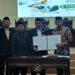 Ketua DPRD Kabupaten Bekasi Ade Sukron bersama jajaran DPRD dan Pemerintah Kabupaten Bekasi menunjukkan dokumen nota kesepakatan KUA-PPAS Perubahan 2026 dan KUA-PPAS 2027 dalam rapat di Gedung DPRD Kabupaten Bekasi, Rabu (16/9/2026). Kesepakatan tersebut menjadi salah satu dasar pembahasan APBD Perubahan 2026 dan APBD 2027.