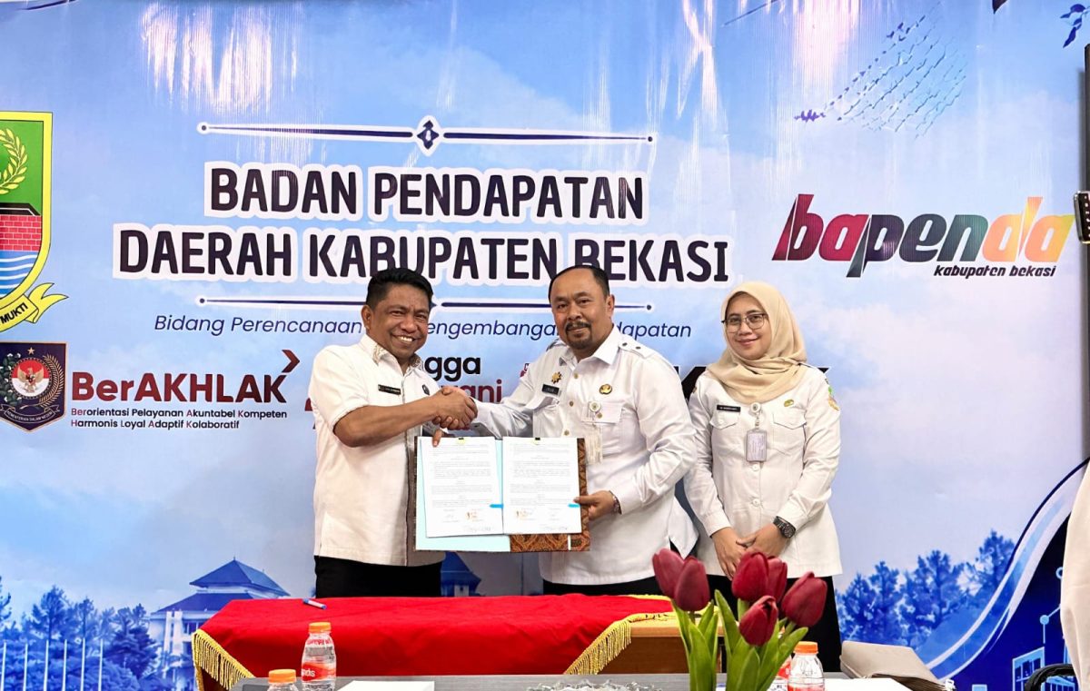 Kepala Bapenda Kabupaten Bekasi Iwan Ridwan bersama perwakilan Kantor Pertanahan Kabupaten Bekasi menunjukkan dokumen Perjanjian Kerja Sama (PKS) pertukaran dan pemanfaatan data pertanahan serta perpajakan daerah. Kerja sama tersebut menjadi langkah awal integrasi data NIB, NOP, dan ZNT untuk mendukung validasi data serta pengelolaan BPHTB di Kabupaten Bekasi.
