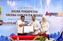 Kepala Bapenda Kabupaten Bekasi Iwan Ridwan bersama perwakilan Kantor Pertanahan Kabupaten Bekasi menunjukkan dokumen Perjanjian Kerja Sama (PKS) pertukaran dan pemanfaatan data pertanahan serta perpajakan daerah. Kerja sama tersebut menjadi langkah awal integrasi data NIB, NOP, dan ZNT untuk mendukung validasi data serta pengelolaan BPHTB di Kabupaten Bekasi.